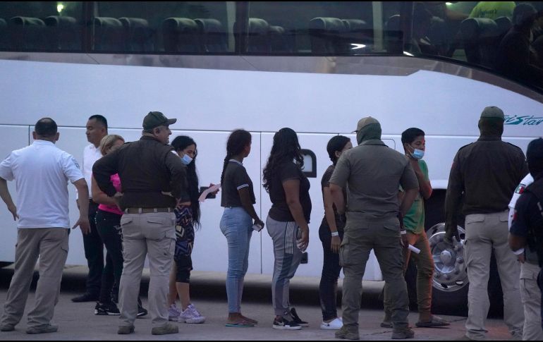 Donald Trump prometió deportar a migrantes a México. AP / F. Llano