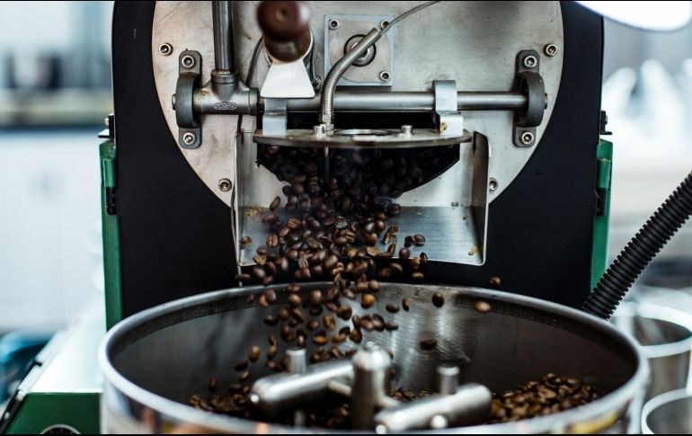 El café es conocido principalmente por su contenido de cafeína, un estimulante natural que activa el sistema nervioso. ESPECIAL/ Foto de Gregory Hayes en Unsplash