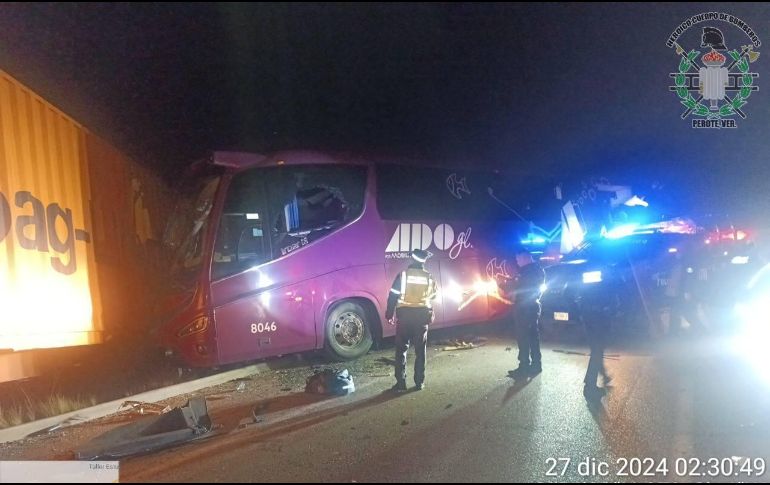 Autoridades ministeriales comenzaron una investigación para determinar las causas del accidente. Facebook / Bomberos Perote
