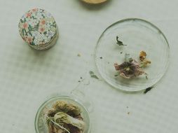 Las infusiones suelen ser muy utilizadas para paliar diversas complicaciones orgánicas debido a que cada hierba tiene determinadas propiedades. ESPECIAL/ Foto de 360floralflaves en Unsplash