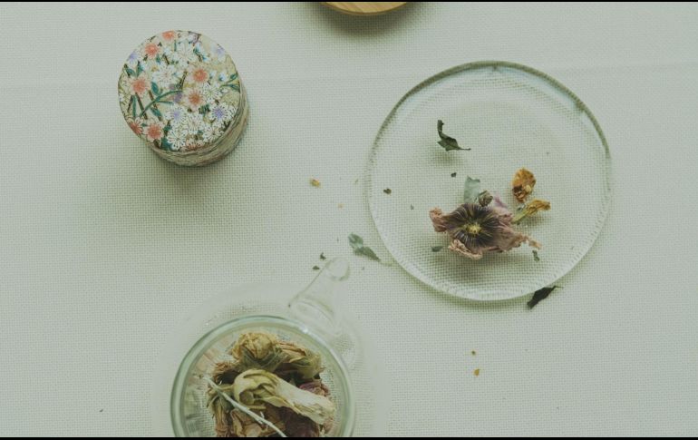 Las infusiones suelen ser muy utilizadas para paliar diversas complicaciones orgánicas debido a que cada hierba tiene determinadas propiedades. ESPECIAL/ Foto de 360floralflaves en Unsplash