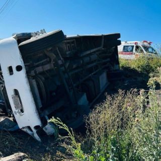 Reportan volcadura de camión de pasajeros en autopista La Barca–Atotonilco; hay cinco lesionados