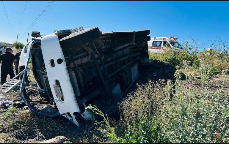 Según reportes, un bache en la autopista ocasionó el percance. CORTESÍA/PC Y BOMBEROS JALISCO