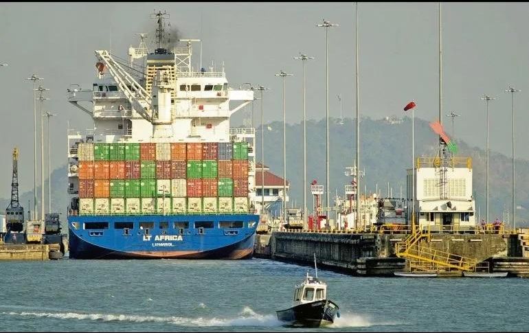 Donald Trump amenaza con recuperar el control estadounidense sobre el Canal de Panamá si sus autoridades no reducen los peajes que cobran para su tránsito. AP/ Archivo