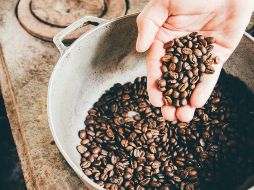 Si acostumbras dormir a las 23:00 horas, los expertos recomiendan que la última taza de café sea entre las 16:15 y las 16:30. ESPECIAL/ Foto de Milo Miloezger en Unsplash