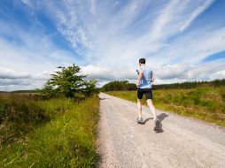 El ejercicio físico es bueno para todas las partes del cuerpo, incluida la mente, pues mejora la salud del cerebro y el aprendizaje. ESPECIAL/ Foto de Jenny Hill en Unsplash