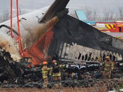 Las pertenencias de las víctimas están siendo recogidas de la pista, y la zona se mantendrá intacta mientras las autoridades investigan la causa precisa del accidente. EFE/H. MYUNG-GU.