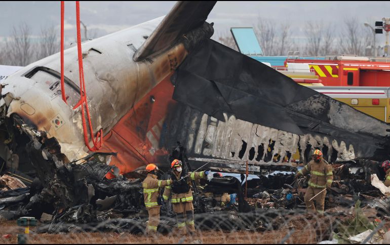 Las pertenencias de las víctimas están siendo recogidas de la pista, y la zona se mantendrá intacta mientras las autoridades investigan la causa precisa del accidente. EFE/H. MYUNG-GU.