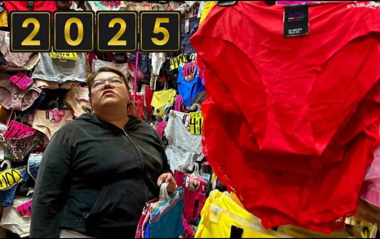 En esta temporada, es común ver en tiendas y bazares gran variedad de piezas de ropa interior en los colores amarillo y rojo. SUN / ARCHIVO