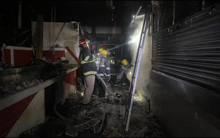 Las personas dentro del edificio fueron evacuadas de manera segura por personal de Protección Civil y Bomberos de Guadalajara. Protección Civil y Bomberos Guadalajara.