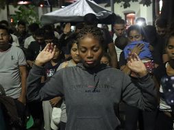 Migrantes rezan antes de iniciar el recorrido. EFE/J. Blanco