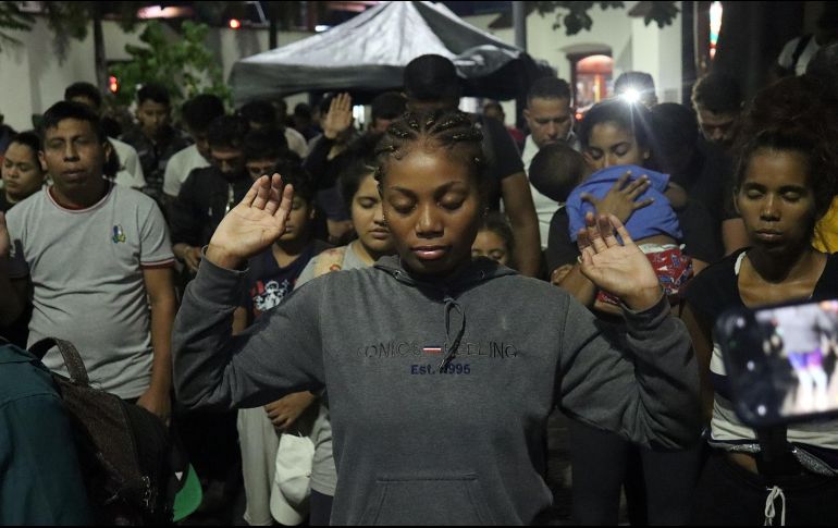 Migrantes rezan antes de iniciar el recorrido. EFE/J. Blanco