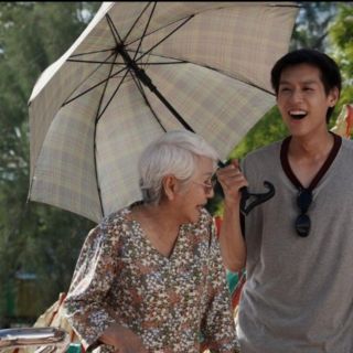 La recomendación de hoy en la cartelera de cine es “Cómo ser millonario antes de que muera la abuela”