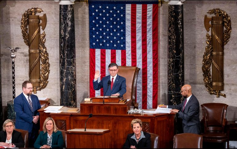 Mike Johnson (al centro) fue reelecto con una votación de 218 votos a favor y 215 en contra. EFE/S. Thew