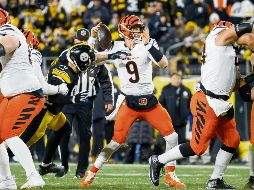 Joe Burrow y los Bengals sobrevivieron al frío y a la defensiva de Pittsburgh. Ahora están a la espera de una carambola que los meta a playoffs. AFP/J. Aller
