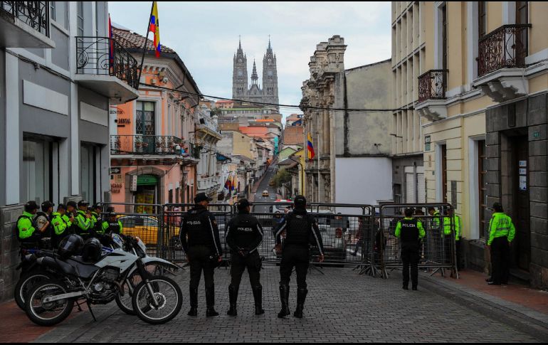La plaza está flanqueada por la casa de Gobierno, el palacio arzobispal, el Municipio de Quito y la catedral. EFE/ J. JÁCOME