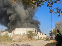 No hubo lesionados, pero sí se evacuaron a 17 habitantes de casas aledañas por el humo. ESPECIAL.