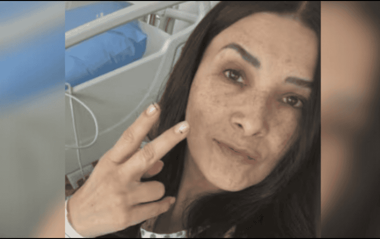 En una imagen se la ve en una camilla de hospital, con aparatos monitoreando su estado de salud y un catéter en el brazo. INSTAGRAM / @polancodalilah