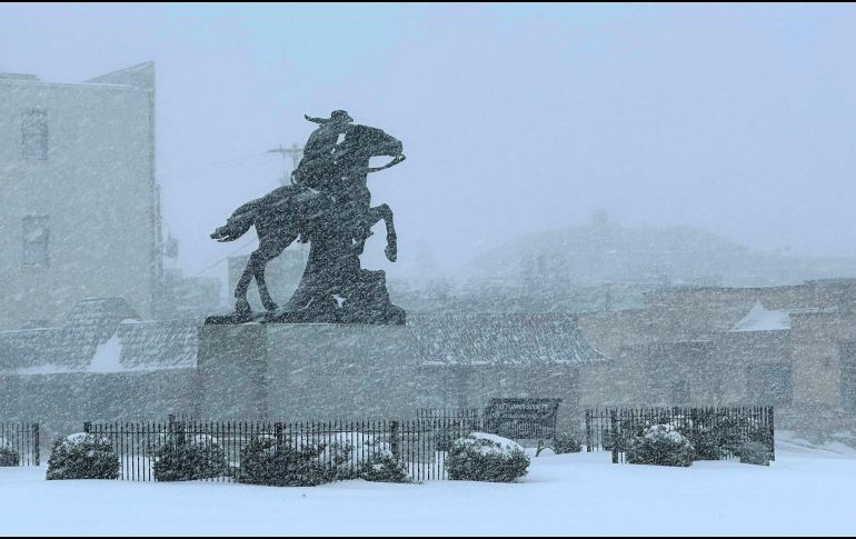 Monumento en la localidad St. Joseph, Missouri, durante la tormenta de ayer. AP/N. Ingram