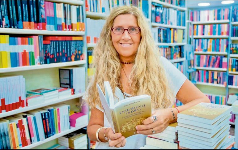 Elena Almirall. La escritora lanza una mirada profunda a la mitología griega. ESPECIAL