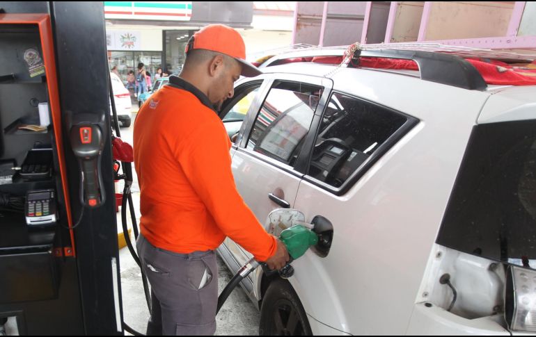 El Procurador Federal del Consumidor, César Iván Escalante Ruiz, hizo un llamado a la ciudadanía para evitar cargar combustible en gasolineras que exceden los precios en México. EL INFORMADOR/ARCHIVO