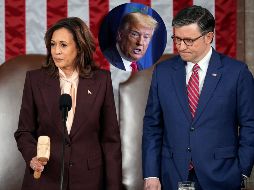 La vicepresidenta Kamala Harris da el martillazo de la sesión conjunta con el presidente de la Cámara de Representantes, Mike Johnson, de Luisiana, afirmando la victoria del presidente electo Donald Trump. AP / Matt Rourke / ARCHIVO