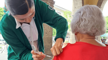 Su trabajo no se limita a los hospitales; también son fundamentales en centros de salud, escuelas, hogares y en la atención domiciliaria. FACEBOOK / IMSS JALISCO