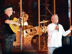 El cantante y compositor mexicano Armando Manzanero, se presenta con el cantante, compositor cubano y miembro de Buenavista Social Club, Eliades Ochoa, durante su espectáculo en La Habana, el 15 de julio de 2018. AFP