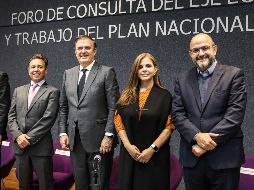 Gustavo Padilla, rector del CUCEA; Pablo Lemus, gobernador de Jalisco; Marcelo Ebrard, secretario de Economía; Karla Planter, rectora electa de la UdeG, y Ricardo Villanueva, actual rector. EL INFORMADOR/A. Navarro