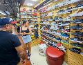 Hace unos días se realizó un operativo en el mercado San Juan de Dios donde se logró incautar mercancía por un valor superior a los 13 millones de pesos de una marca de gorras. EL INFORMADOR / ARCHIVO