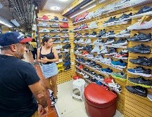 Hace unos días se realizó un operativo en el mercado San Juan de Dios donde se logró incautar mercancía por un valor superior a los 13 millones de pesos de una marca de gorras. EL INFORMADOR / ARCHIVO