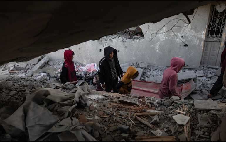 La falta de refugio, el acceso a nutrición y a atención médica, la situación sanitaria y ahora el clima invernal pone en riesgo las vidas de los infantes. EFE/EPA/H. IMAD