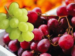 En general, las uvas contienen vitamina K, que es fundamental para la coagulación de la sangre; y vitamina C y B6, que desempeñan un papel importante en el metabolismo. EL INFORMADOR / ARCHIVO