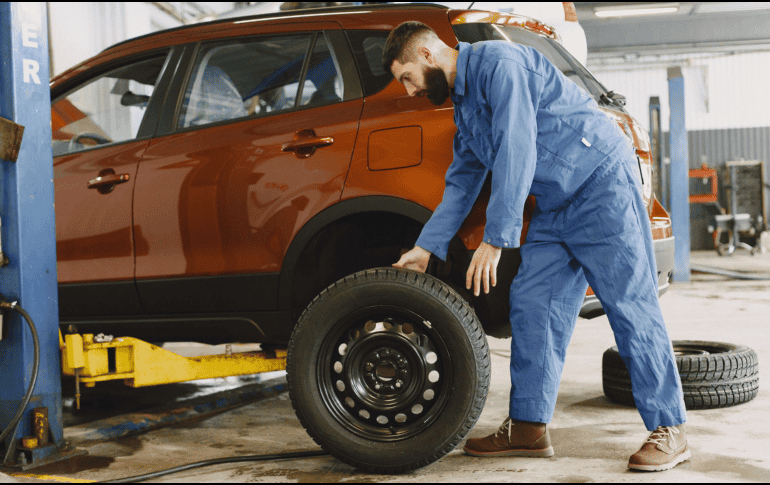 Conducir con llantas en buen estado y con la presión correcta no solo prolongará su vida útil, sino que también garantizará una experiencia de manejo más segura, económica y eficiente. CANVA