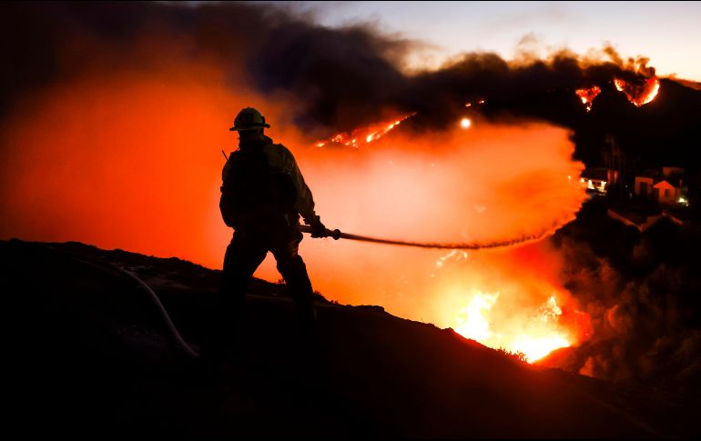 El incendio ha llevado al LAFD a emitir órdenes de evacuación obligatoria debido al riesgo para viviendas cercanas al parque Runyon Canyon, un lugar turístico emblemático de la ciudad. EFE / C. Brehman