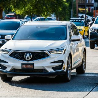 Hoy inician las multas de hasta 21 mil pesos por uso de portaplacas