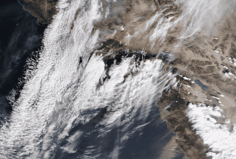 Estos incendios devastadores no podrían ocurrir sin las condiciones secas y calientes, ni estarían ardiendo sin la velocidad extrema del viento. EFE / Nasa Worldview