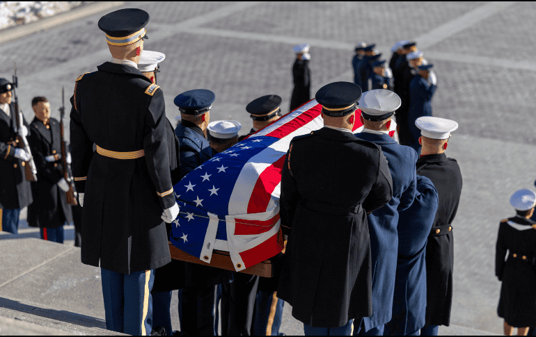 Las oficinas de correos, sedes federales y la bolsa de Nueva York fueron cerradas, para rendir respeto al exmandatario que hoy tiene su funeral de Estado. EFE /S. THEW