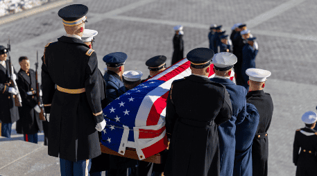 Las oficinas de correos, sedes federales y la bolsa de Nueva York fueron cerradas, para rendir respeto al exmandatario que hoy tiene su funeral de Estado. EFE /S. THEW