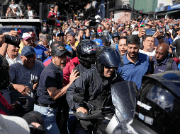 María Corina Machado abandonó la protesta contra Maduro en Caracas en la parte trasera de una motocicleta;  su equipo denuncia que después de ello fue 