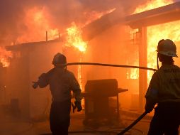 Las autoridades del condado de Los Ángeles advirtieron este jueves que es probable que aumente el número de fallecidos debido a los incendios que afectan la región. AP / M. Coury