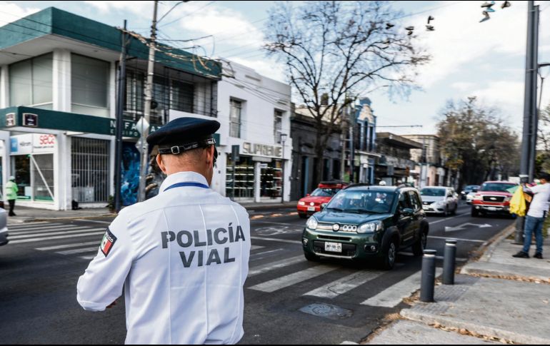 Como se anunció desde el domingo, ayer inició la revisión y la aplicación de sanciones. Los ciudadanos atendieron el llamado y la mayoría de ellos retiraron el portaplacas. EL INFORMADOR/ A. Navarro
