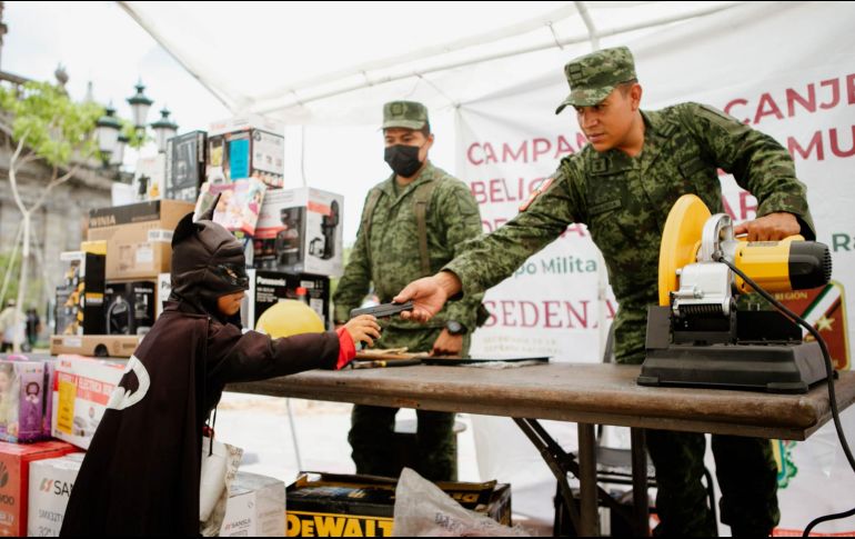 La nueva estrategia del Gobierno federal busca que más personas se deshagan de sus armas, Y no sólo reducir las agresiones, sino los accidentes. EL INFORMADOR/Archivo