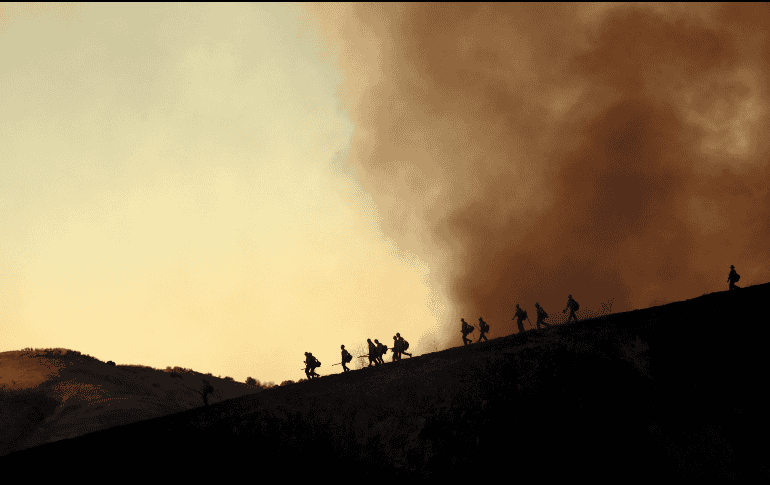 Los vientos de Santa Ana son uno de los fenómenos naturales esenciales para entender la expansión de los incendios en California. EFE / EPA / ALLISON DINNER