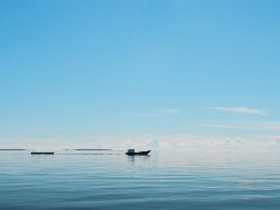 Según las autoridades, la mancha ya fue cercada con barreras flotantes. UNSPLASH / A. Anikin
