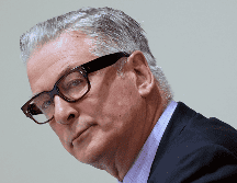 Alec Baldwin busca una indemnización por daños punitivos no especificados, daños compensatorios, honorarios de abogados e intereses. AP / ARCHIVO