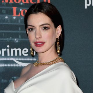 Este es el vestido de lujo que uso Anne Hathaway en los Golden Globes