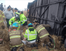 En el lugar, policías municipales trabajaron para coordinar la circulación vehicular y facilitar las labores de rescate. CORTESÍA.