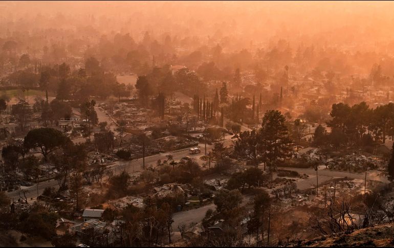 A través de la red social X, Newsom compartió una carta dirigida al Departamento de Agua y Energía de Los Ángeles, en la que exige una investigación sobre las fallas reportadas mientras los bomberos trabajan para controlar los incendios. AP / J. Locher