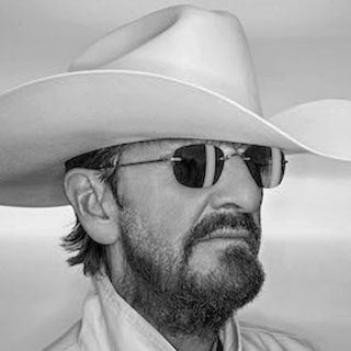 Ringo Starr se pone el sombrero texano en “Look Up”